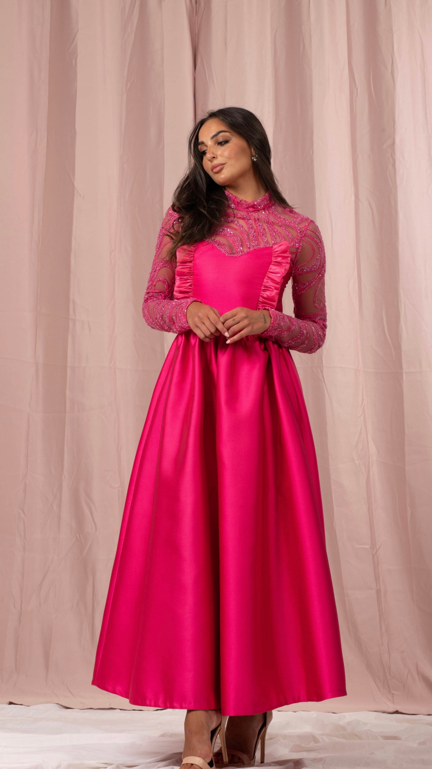 Abito fucsia in mikado e tulle ricamato