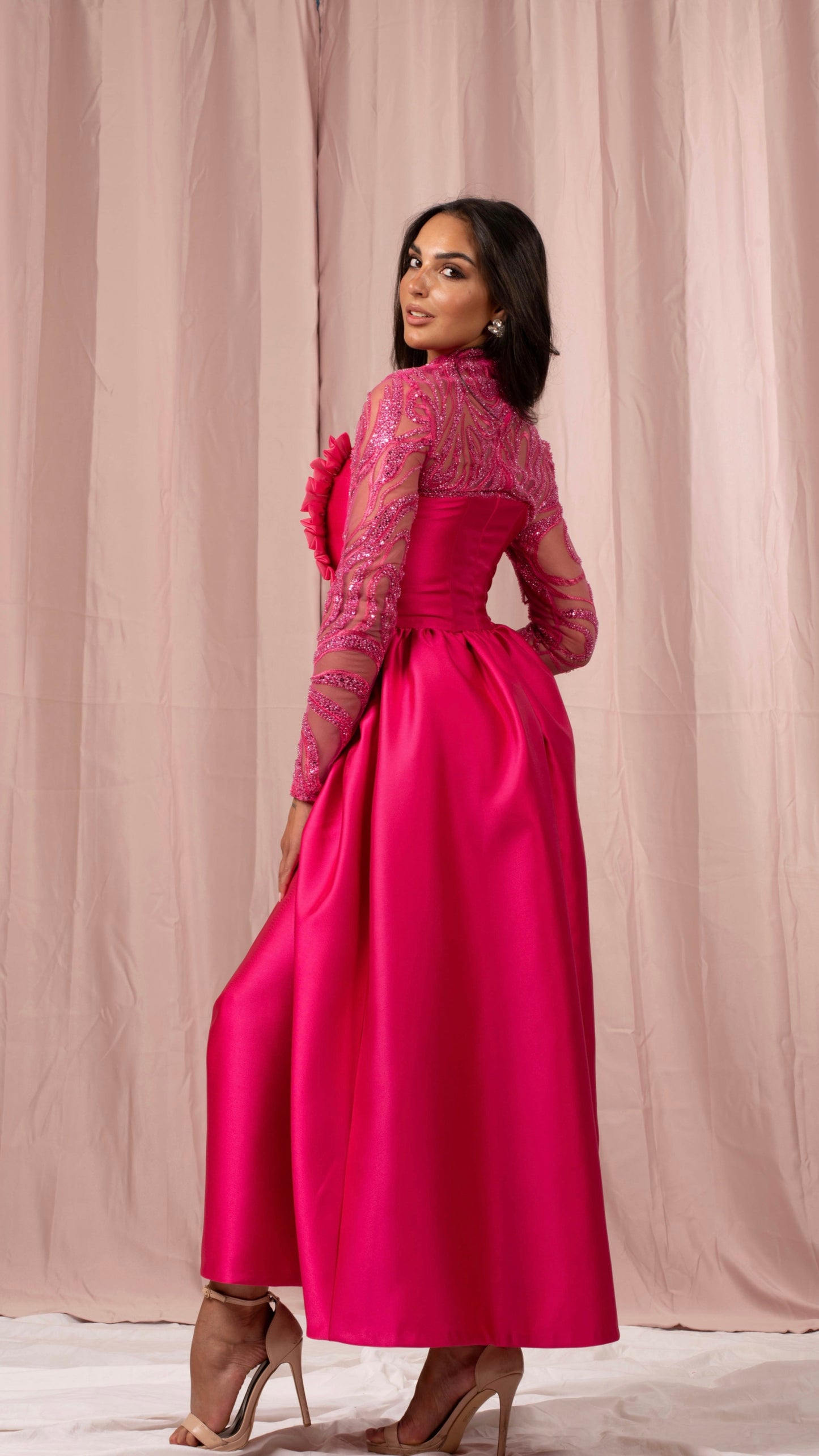 Abito fucsia in mikado e tulle ricamato