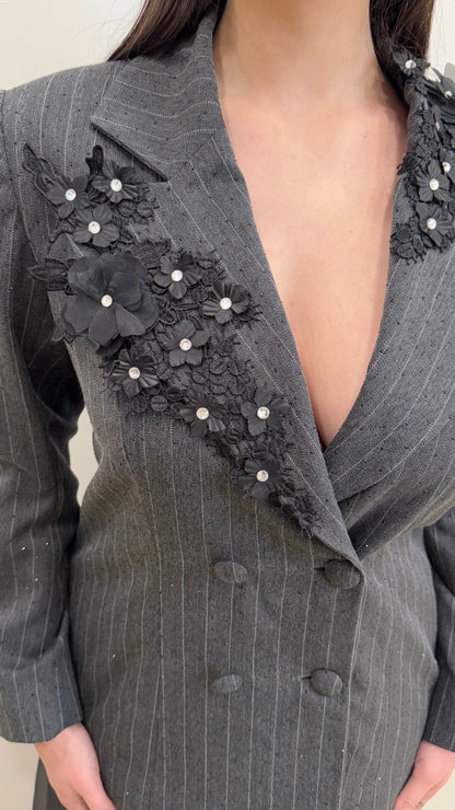 Blazer gessato con strass e ricamo floreale