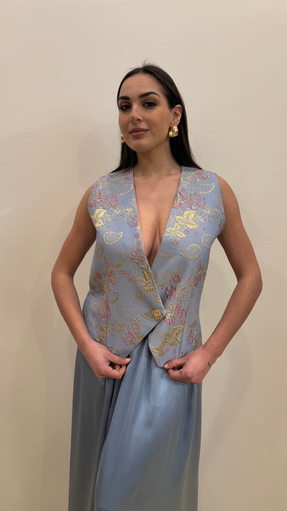 Gilet damascato con spilla gioiello
