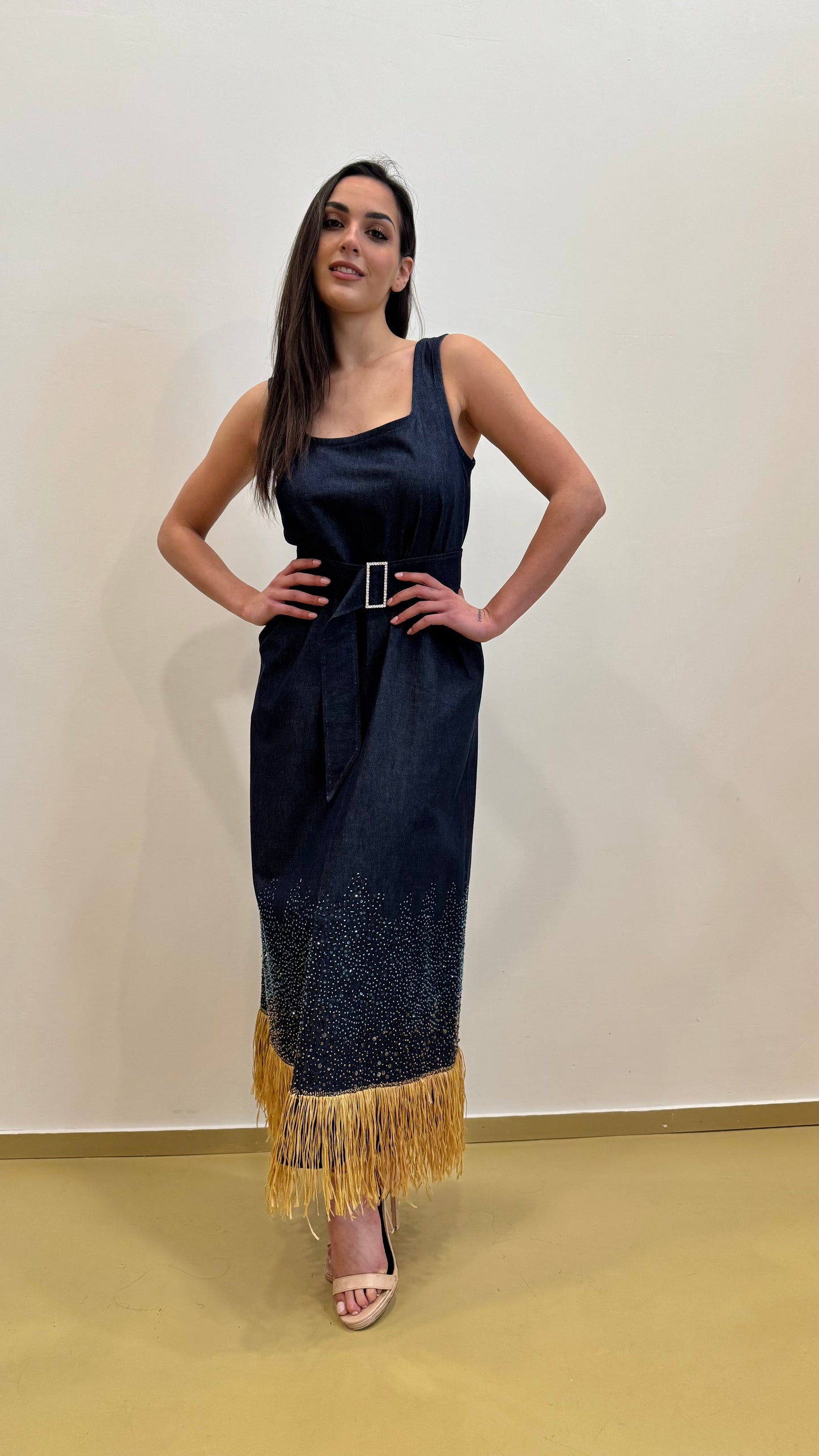 Abito in denim con dettagli gioiello e frange