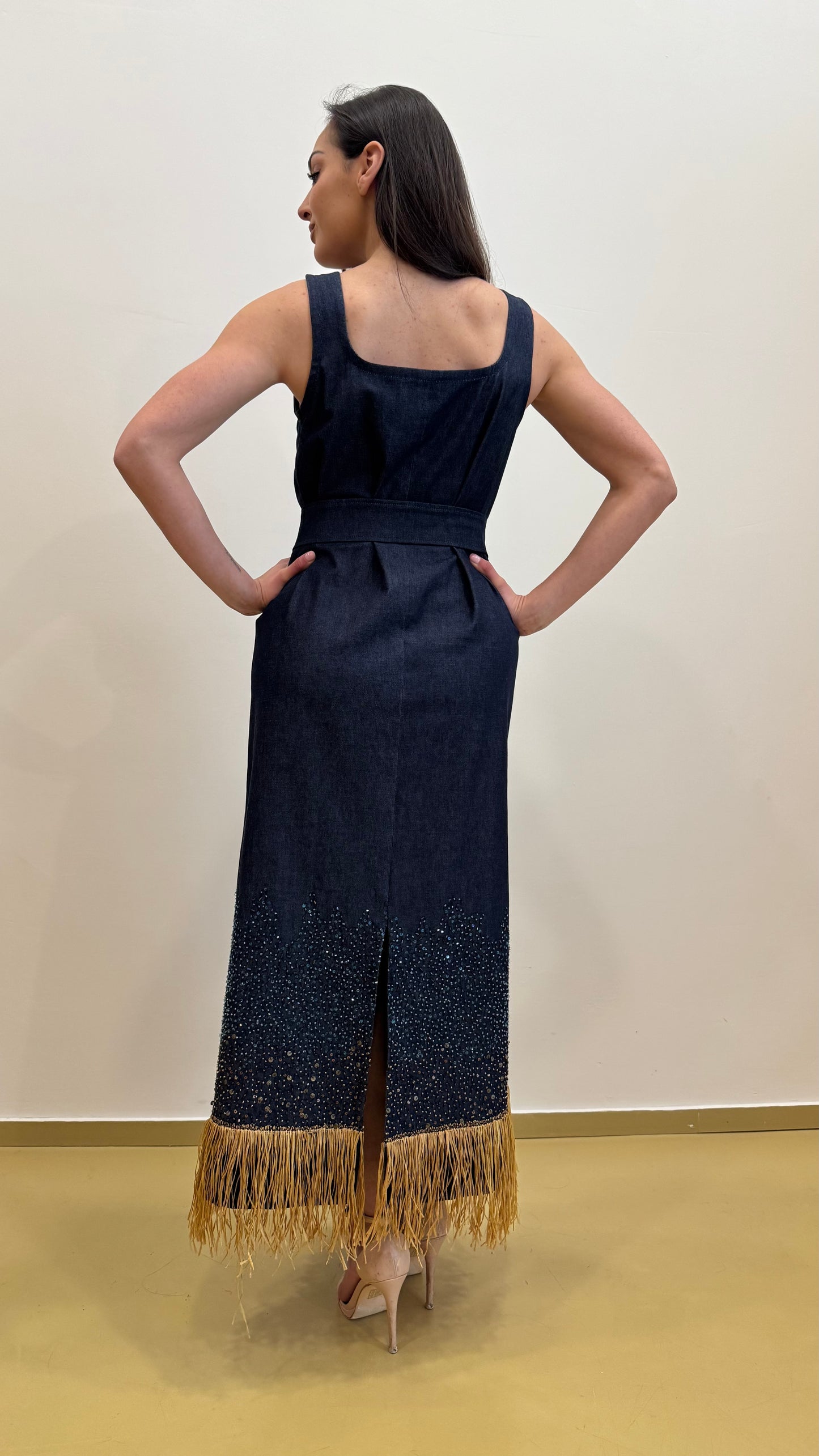 Abito in denim con dettagli gioiello e frange