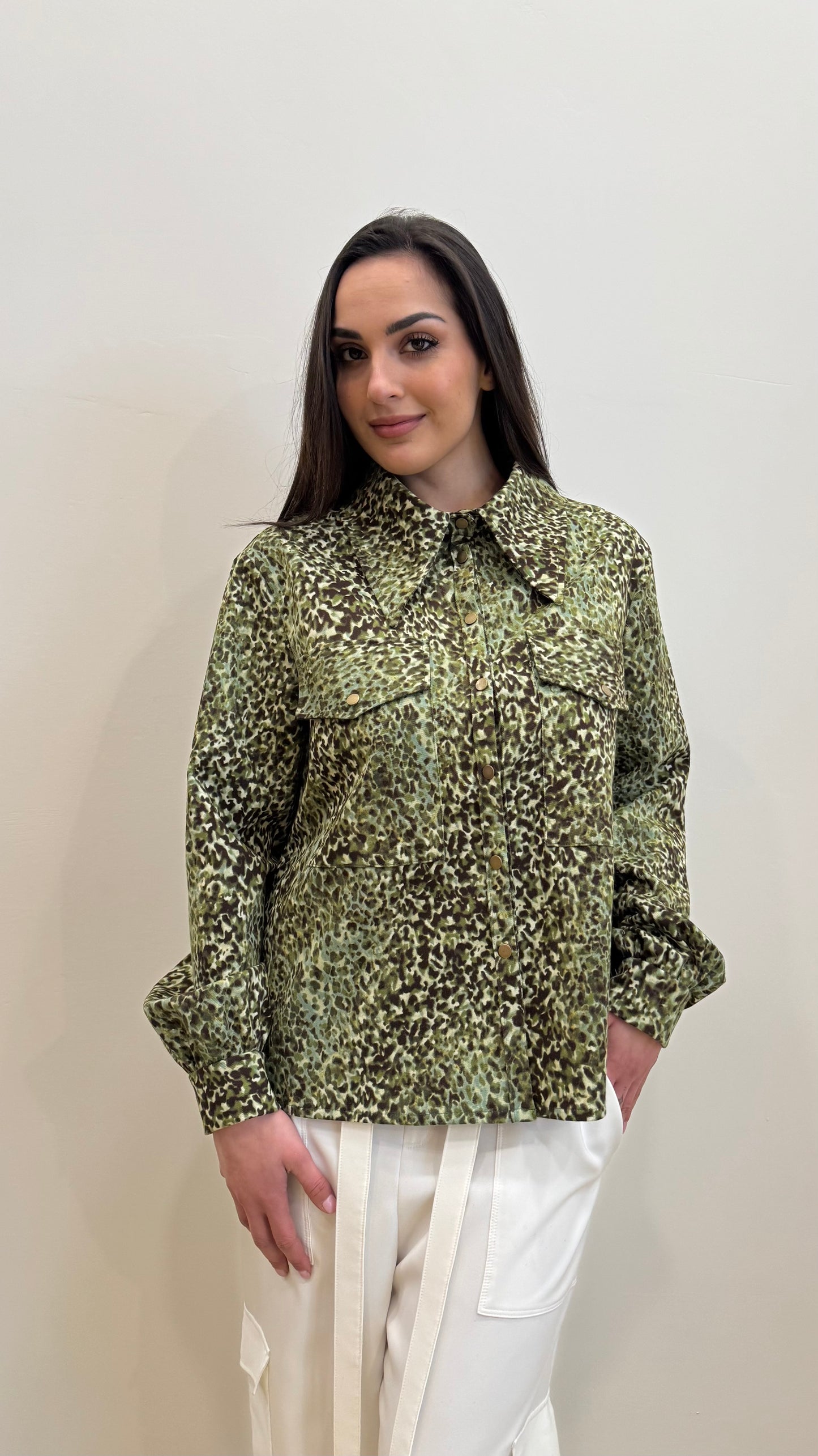 Camicia in denim camouflage astratto