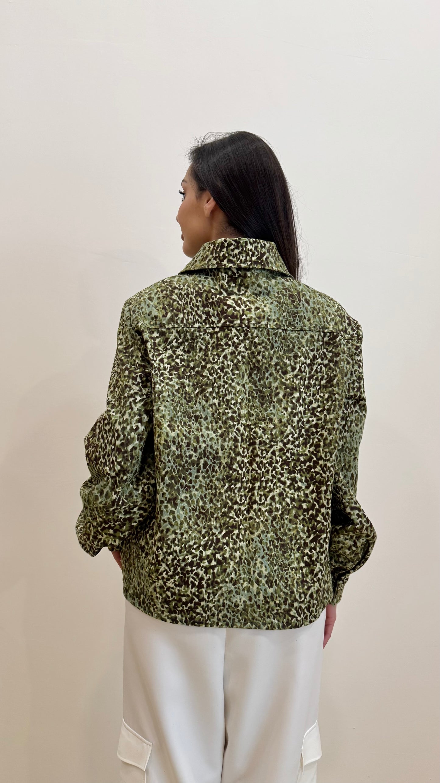 Camicia in denim camouflage astratto