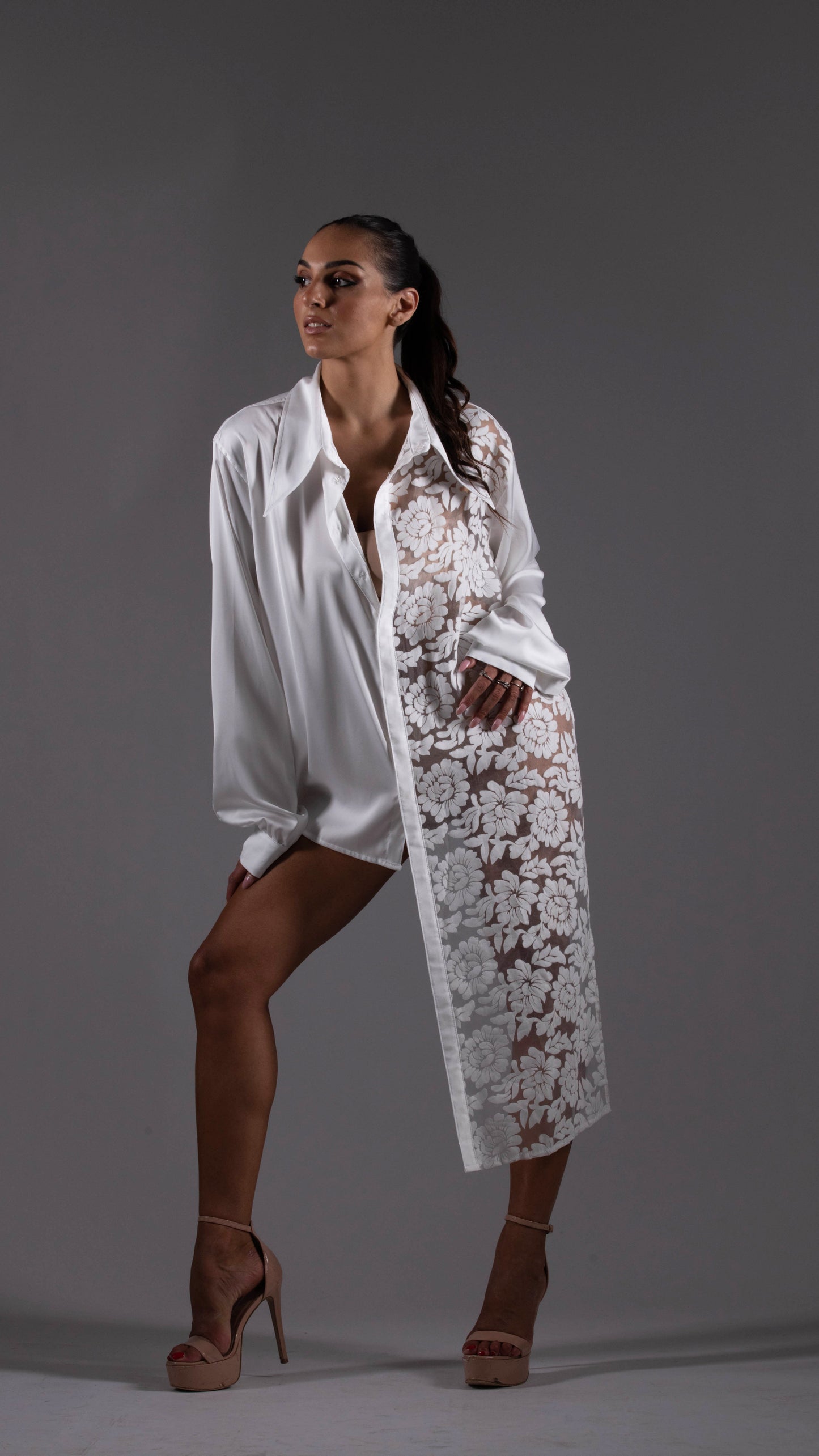 Camicia bianca asimmetrica in satin e organza ricamata floreale