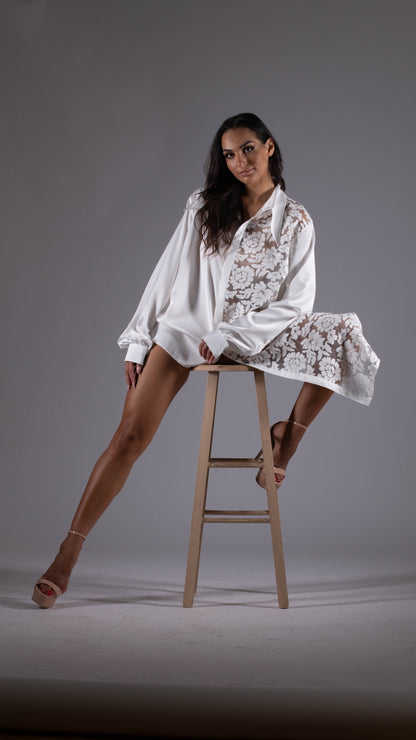 Camicia bianca asimmetrica in satin e organza ricamata floreale